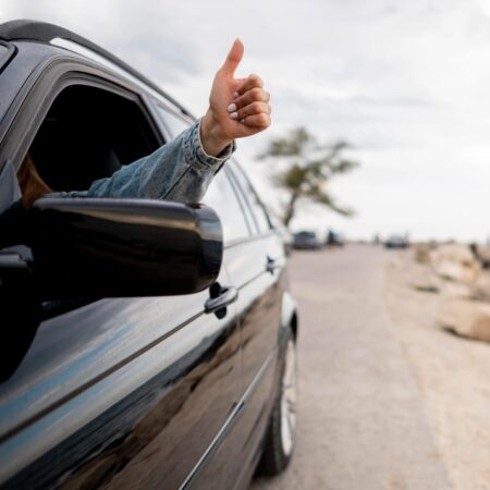 mujer-joven-disfrutando-viaje-carretera (1)